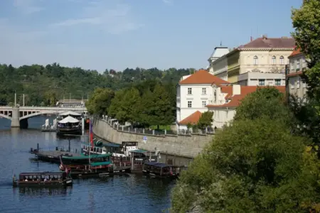 Na autostradach Czech: Możliwości podróży i atrakcje turystyczne.